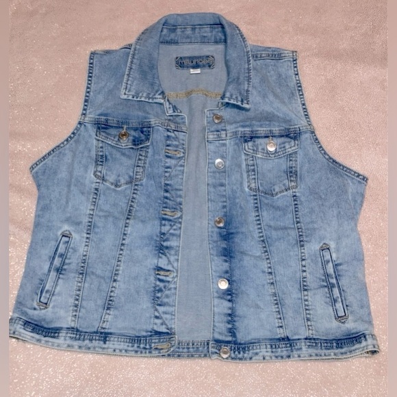 Maurices Light Wash Denim Jean Sleeveless Vest Size XL with Pockets - Picture 3 of 7